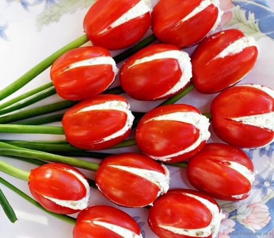 tulipán paradicsomból, sajtkrémből és hagymából